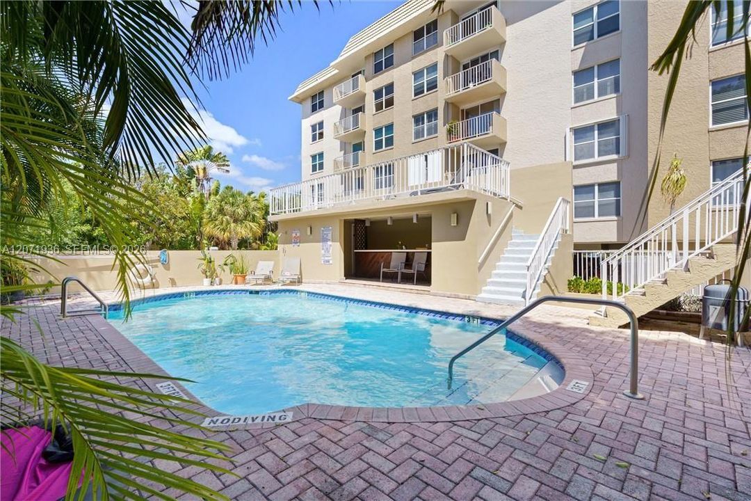 For Sale: $330,000 (2 beds, 2 baths, 830 Square Feet)