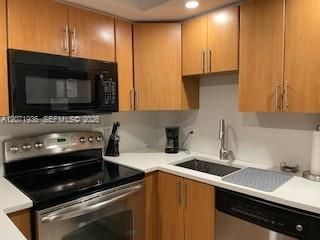 For Sale: $330,000 (2 beds, 2 baths, 830 Square Feet)