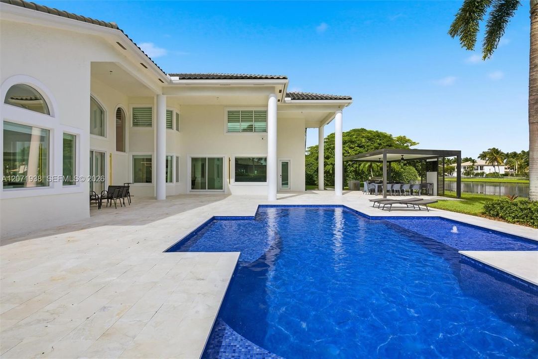 For Sale: $3,500,000 (5 beds, 6 baths, 5950 Square Feet)