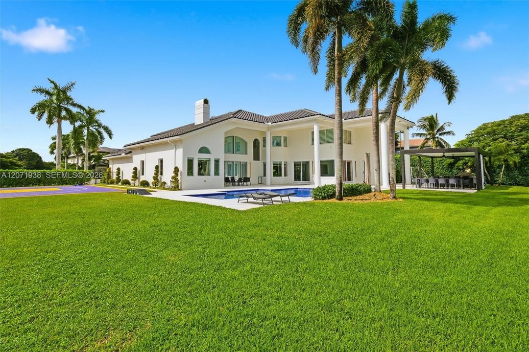 For Sale: $3,500,000 (5 beds, 6 baths, 5950 Square Feet)