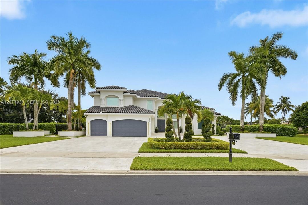 For Sale: $3,500,000 (5 beds, 6 baths, 5950 Square Feet)