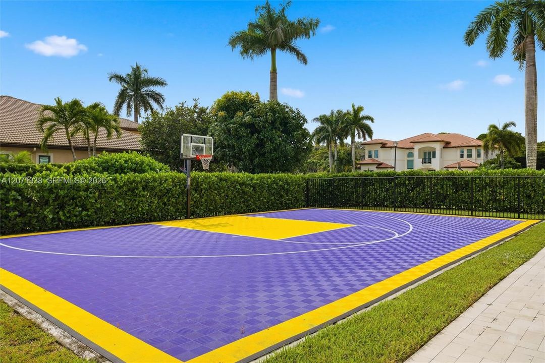 For Sale: $3,500,000 (5 beds, 6 baths, 5950 Square Feet)