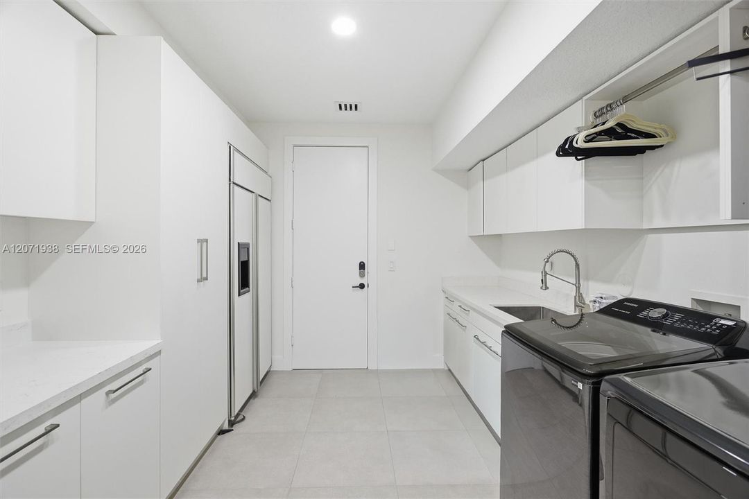 For Sale: $3,500,000 (5 beds, 6 baths, 5950 Square Feet)