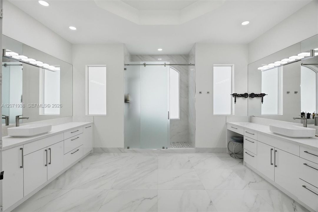 For Sale: $3,500,000 (5 beds, 6 baths, 5950 Square Feet)