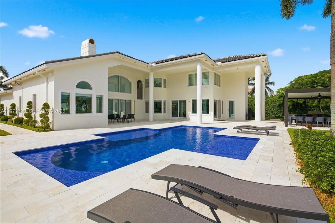 For Sale: $3,500,000 (5 beds, 6 baths, 5950 Square Feet)