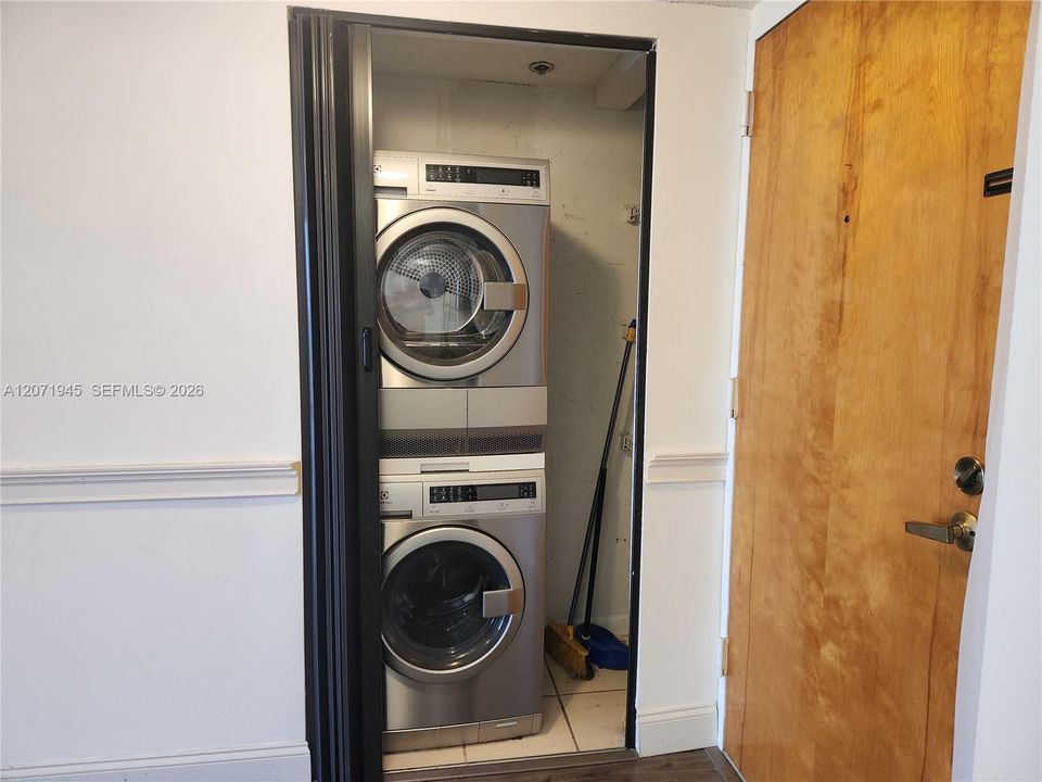 For Rent: $2,250 (1 beds, 1 baths, 705 Square Feet)