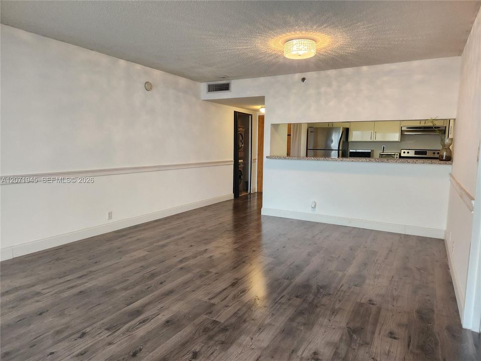 For Rent: $2,250 (1 beds, 1 baths, 705 Square Feet)