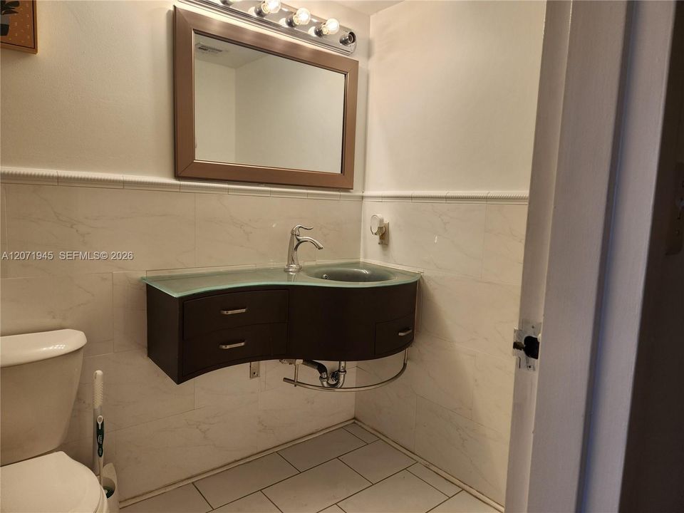 For Rent: $2,250 (1 beds, 1 baths, 705 Square Feet)