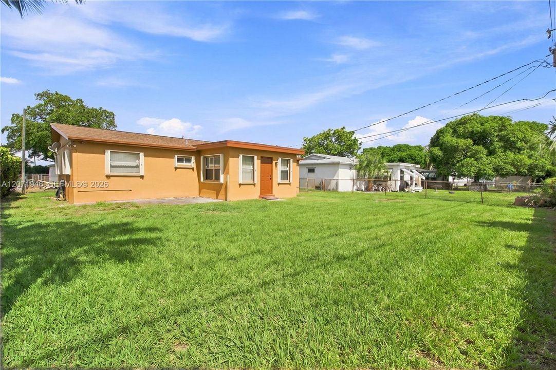 For Sale: $375,000 (3 beds, 1 baths, 1096 Square Feet)