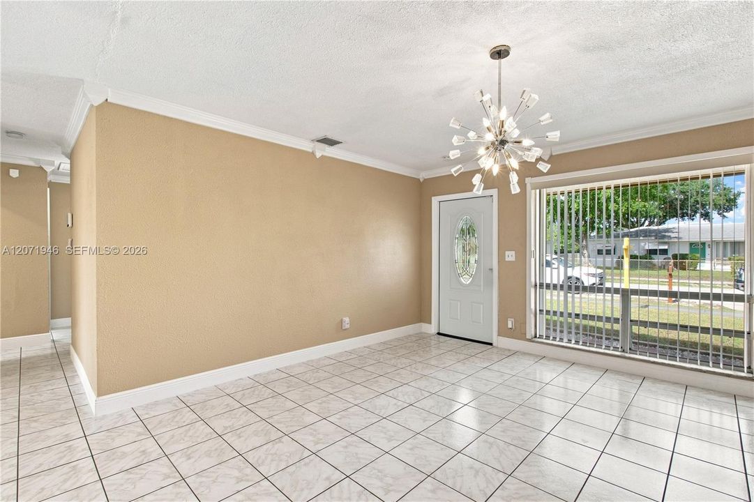 For Sale: $375,000 (3 beds, 1 baths, 1096 Square Feet)