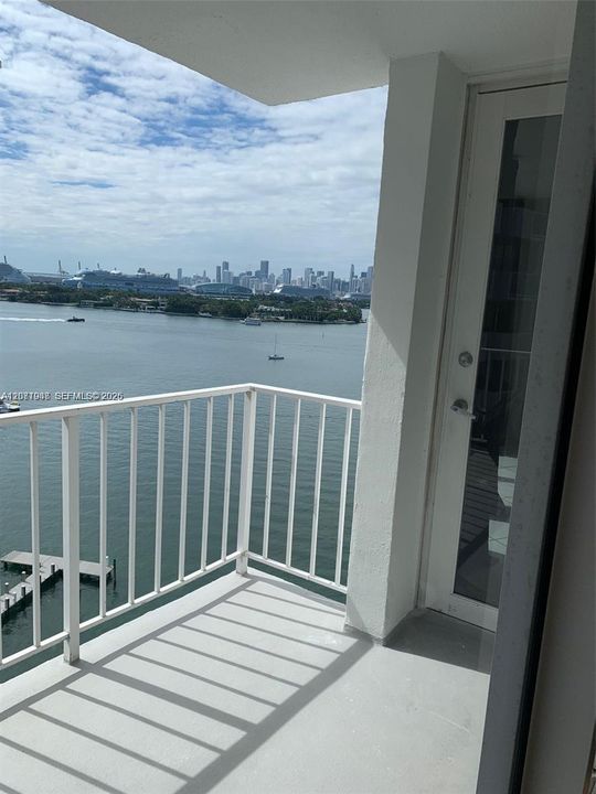 For Rent: $3,650 (2 beds, 1 baths, 940 Square Feet)