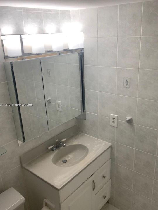 For Rent: $3,650 (2 beds, 1 baths, 940 Square Feet)