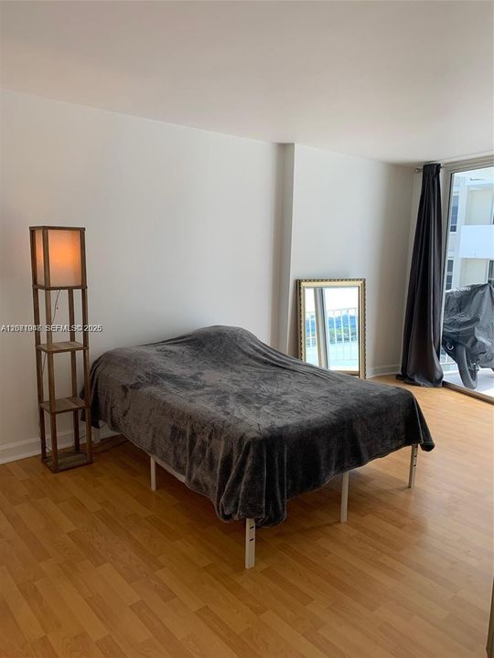 For Rent: $3,650 (2 beds, 1 baths, 940 Square Feet)