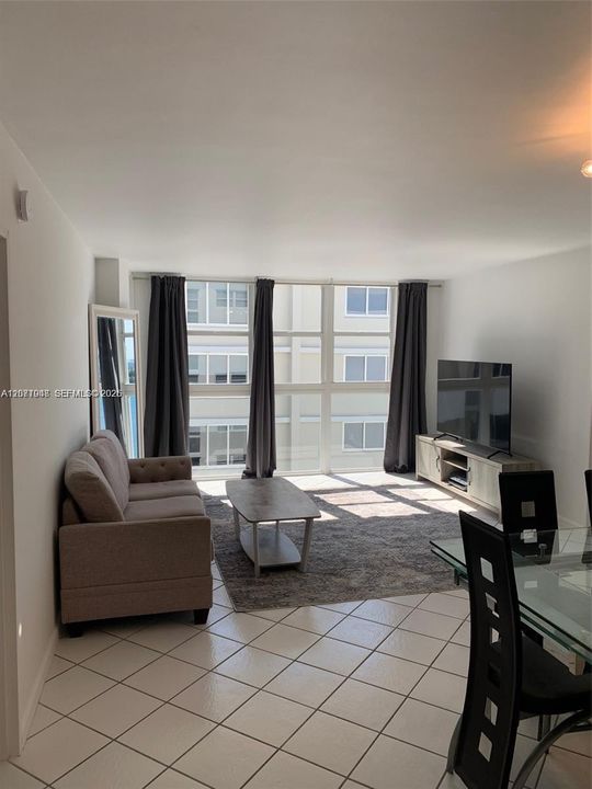 For Rent: $3,650 (2 beds, 1 baths, 940 Square Feet)