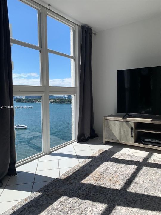For Rent: $3,650 (2 beds, 1 baths, 940 Square Feet)
