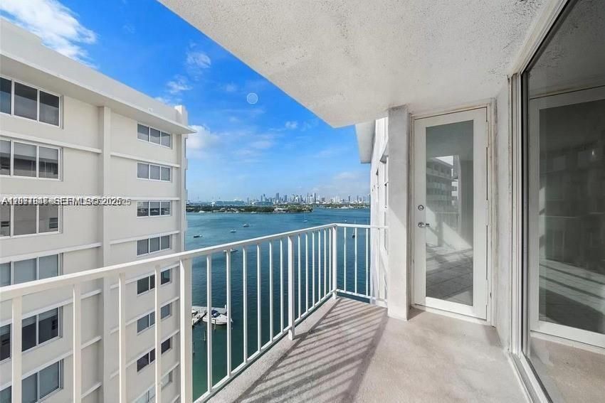 For Rent: $3,650 (2 beds, 1 baths, 940 Square Feet)