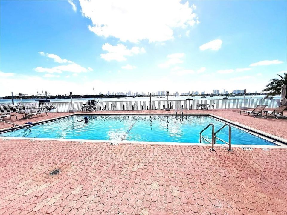 For Rent: $3,650 (2 beds, 1 baths, 940 Square Feet)
