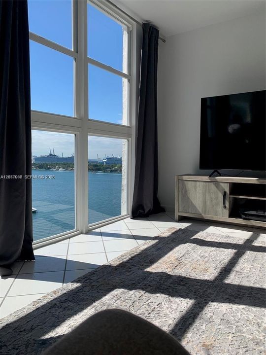For Rent: $3,650 (2 beds, 1 baths, 940 Square Feet)