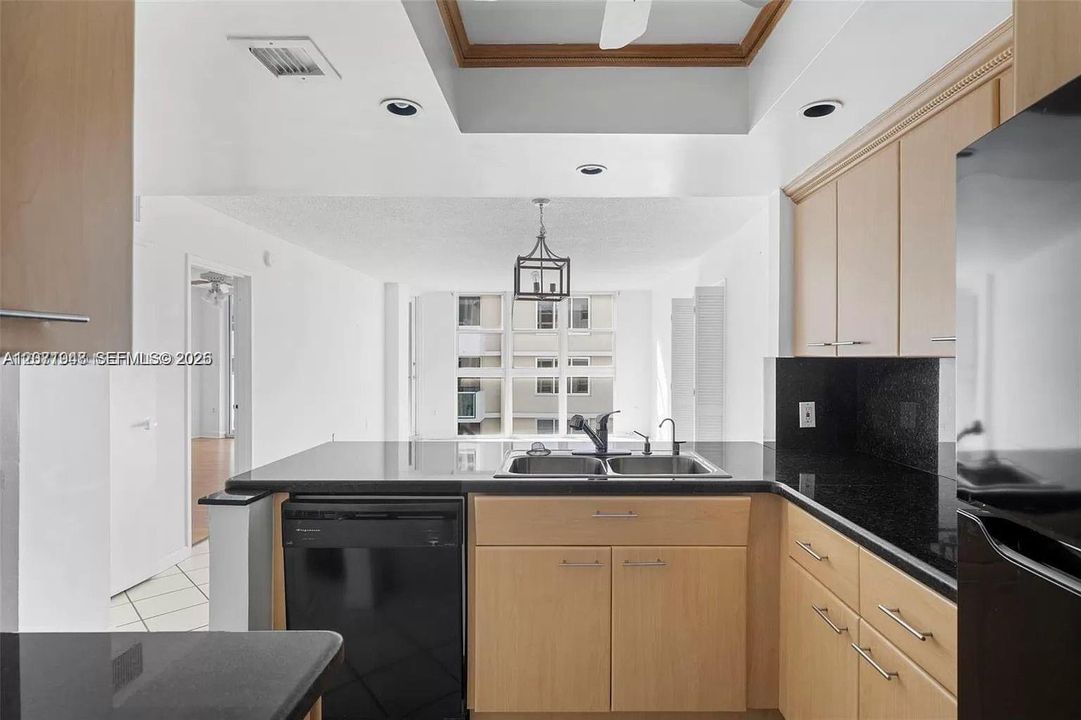 For Rent: $3,650 (2 beds, 1 baths, 940 Square Feet)