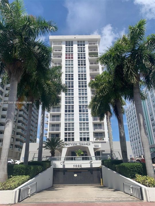 For Rent: $3,650 (2 beds, 1 baths, 940 Square Feet)