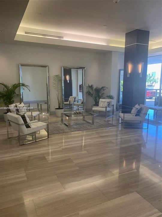 For Rent: $3,650 (2 beds, 1 baths, 940 Square Feet)