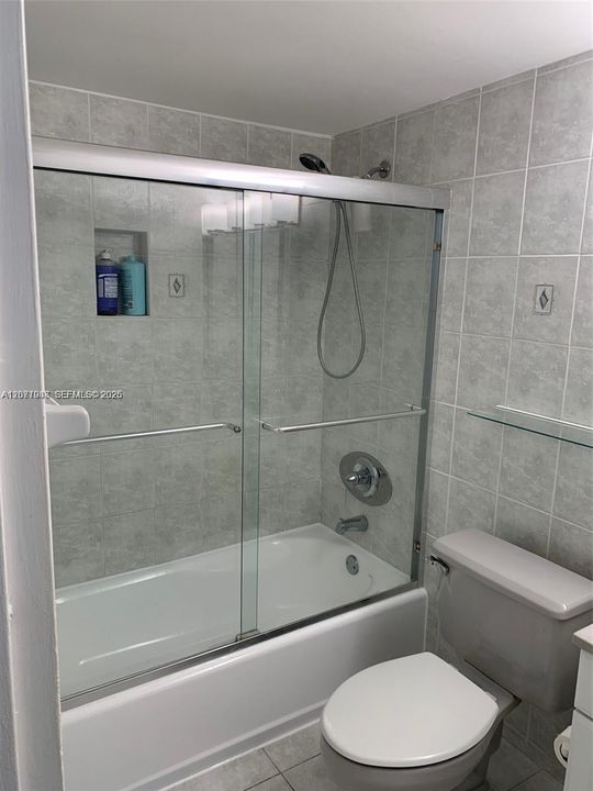 For Rent: $3,650 (2 beds, 1 baths, 940 Square Feet)
