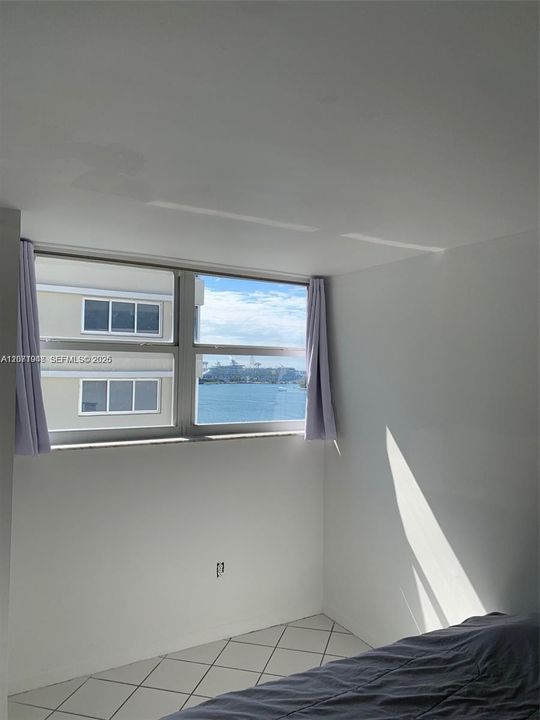 For Rent: $3,650 (2 beds, 1 baths, 940 Square Feet)