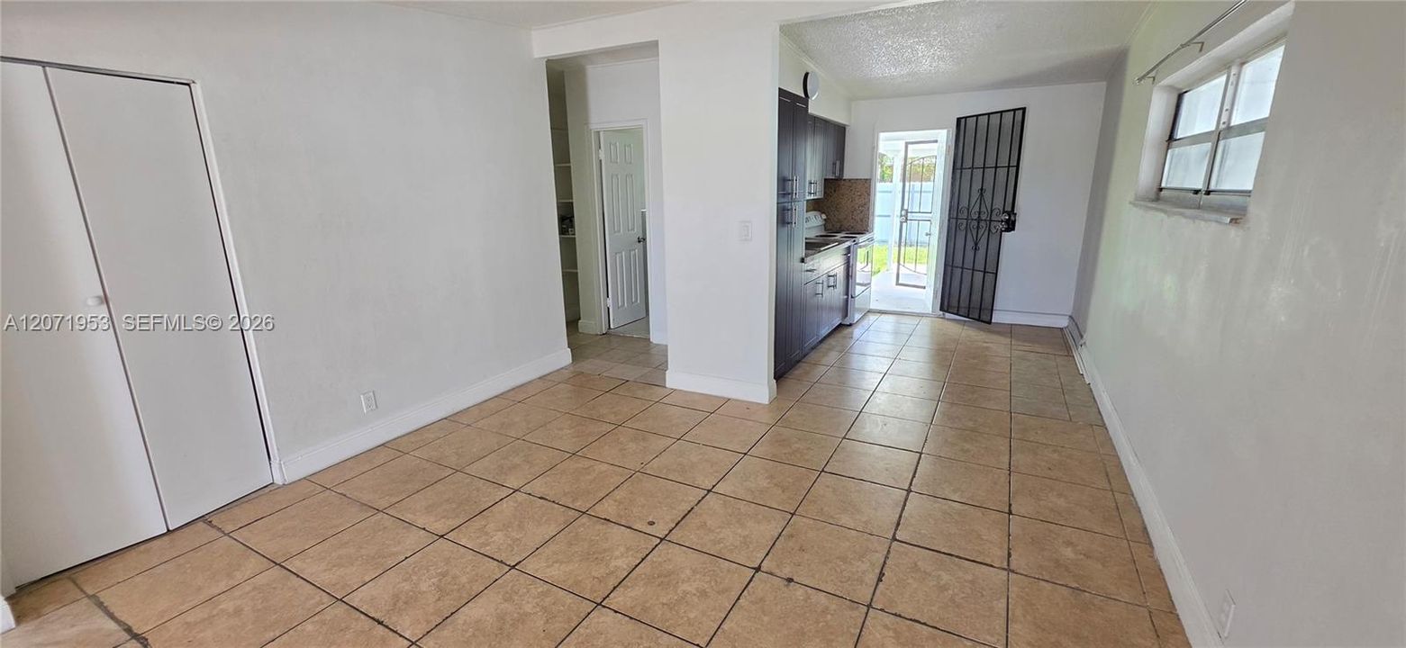 For Rent: $2,900 (3 beds, 1 baths, 1070 Square Feet)