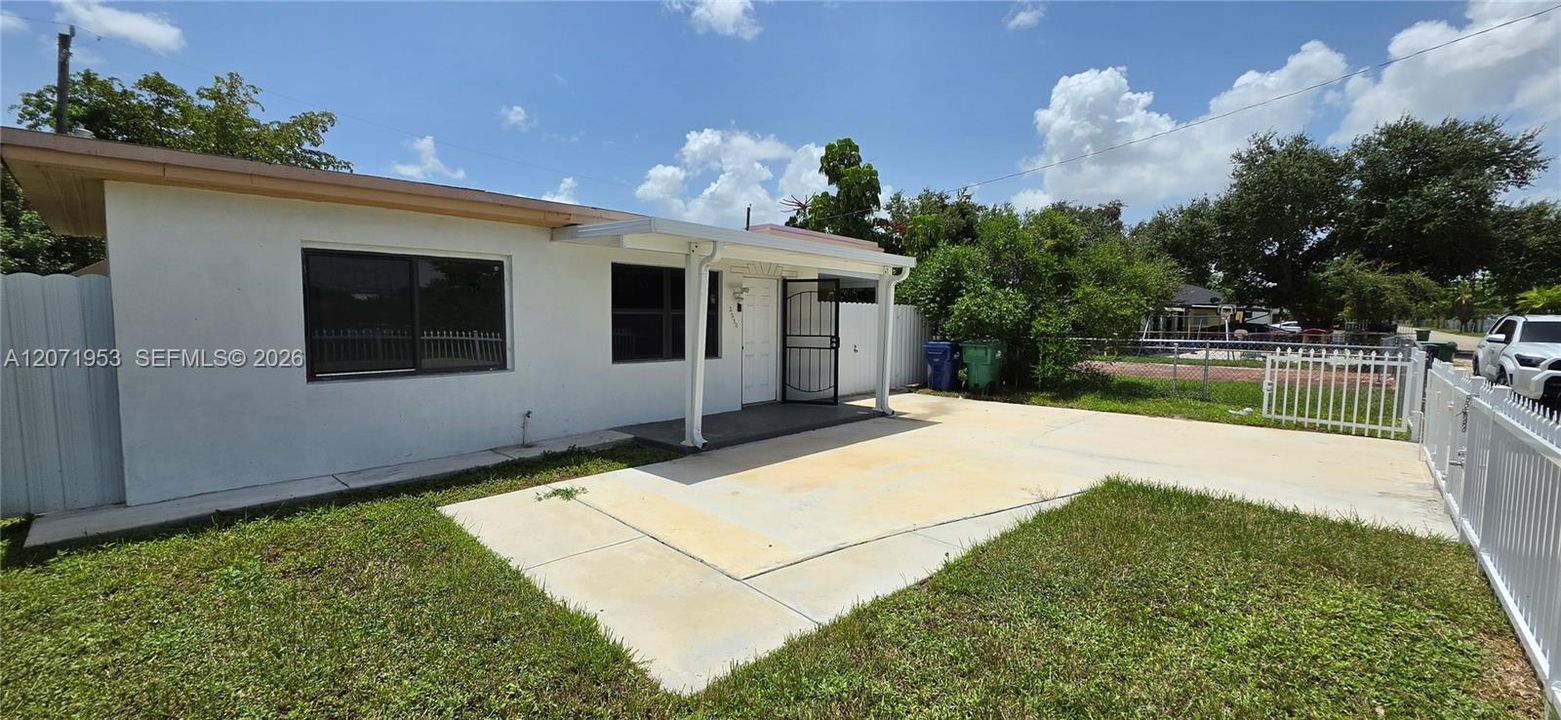 For Rent: $2,900 (3 beds, 1 baths, 1070 Square Feet)