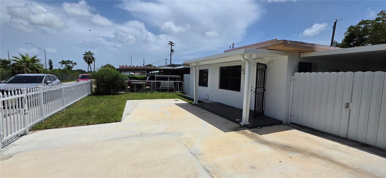 For Rent: $2,900 (3 beds, 1 baths, 1070 Square Feet)
