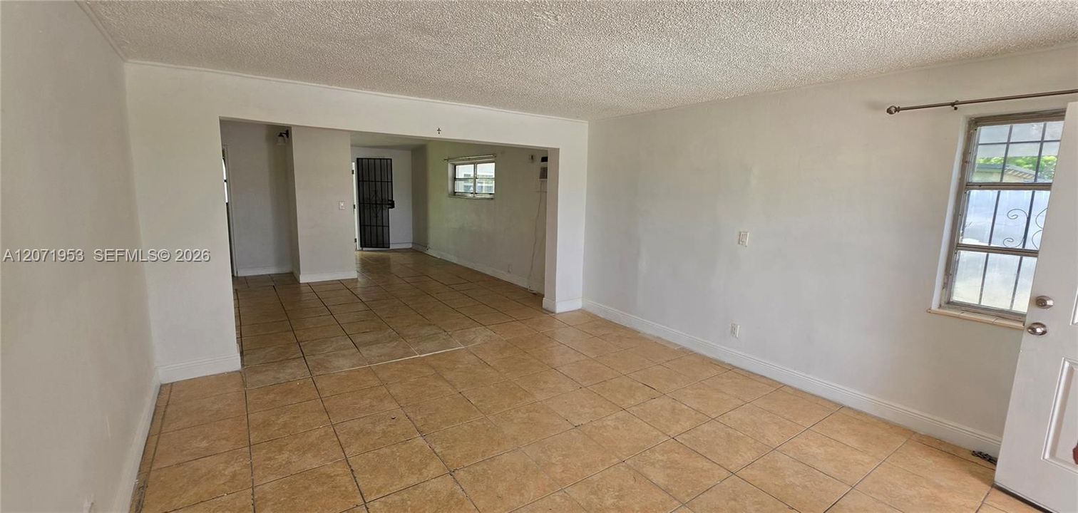 For Rent: $2,900 (3 beds, 1 baths, 1070 Square Feet)