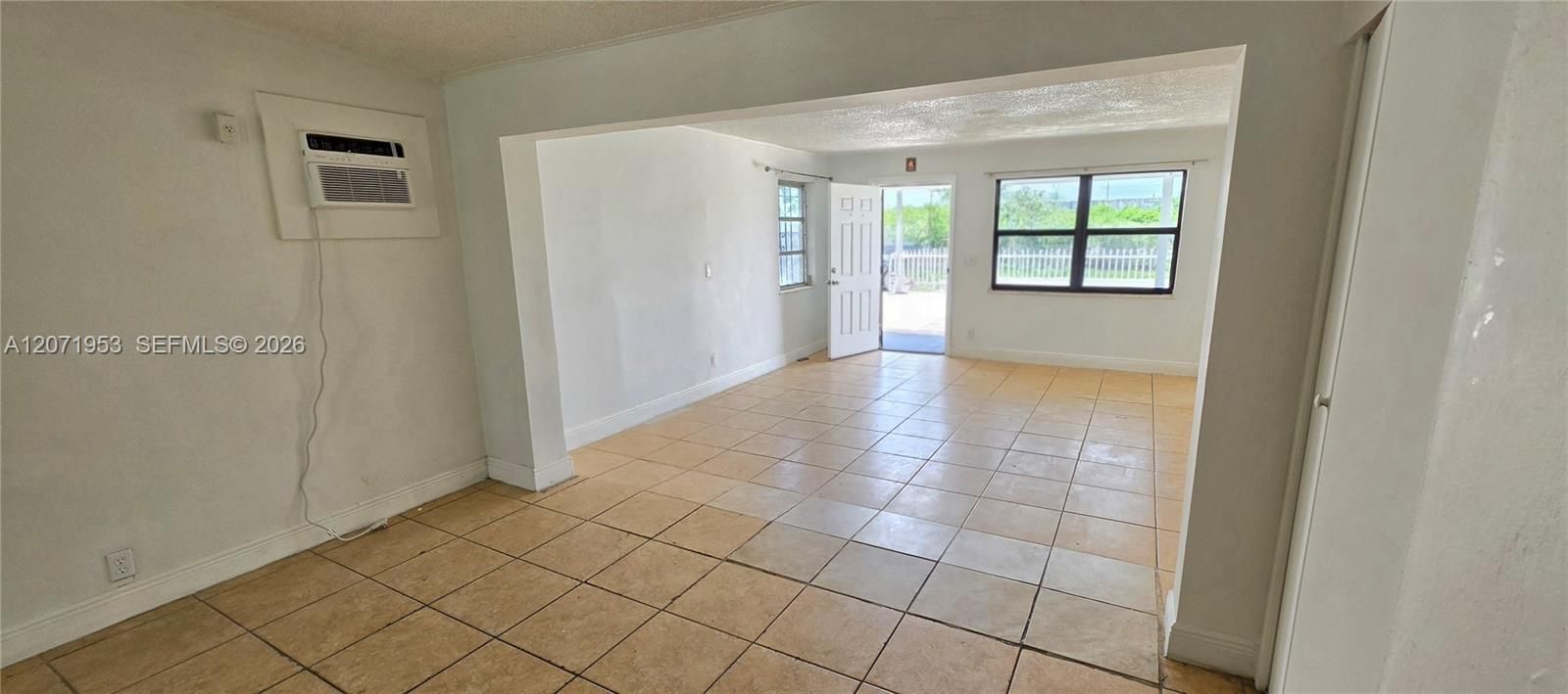 For Rent: $2,900 (3 beds, 1 baths, 1070 Square Feet)