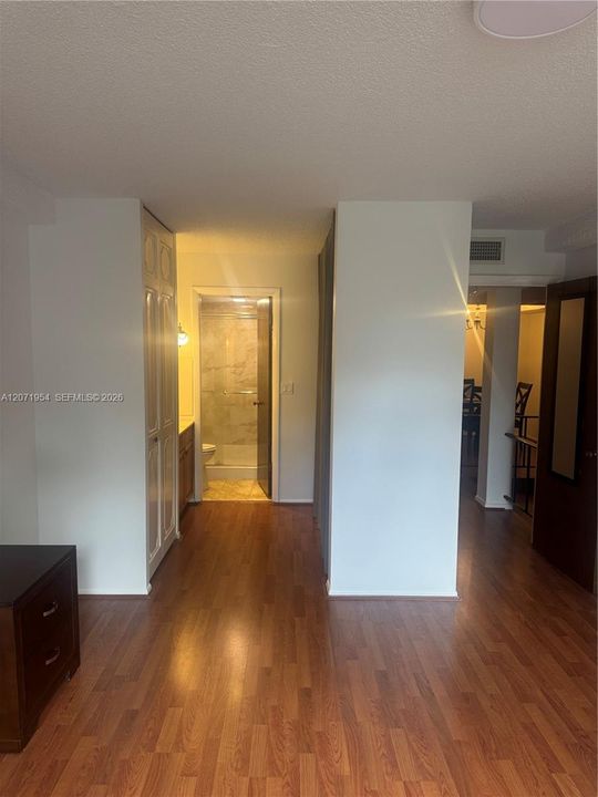 For Rent: $1,600 (1 beds, 1 baths, 800 Square Feet)