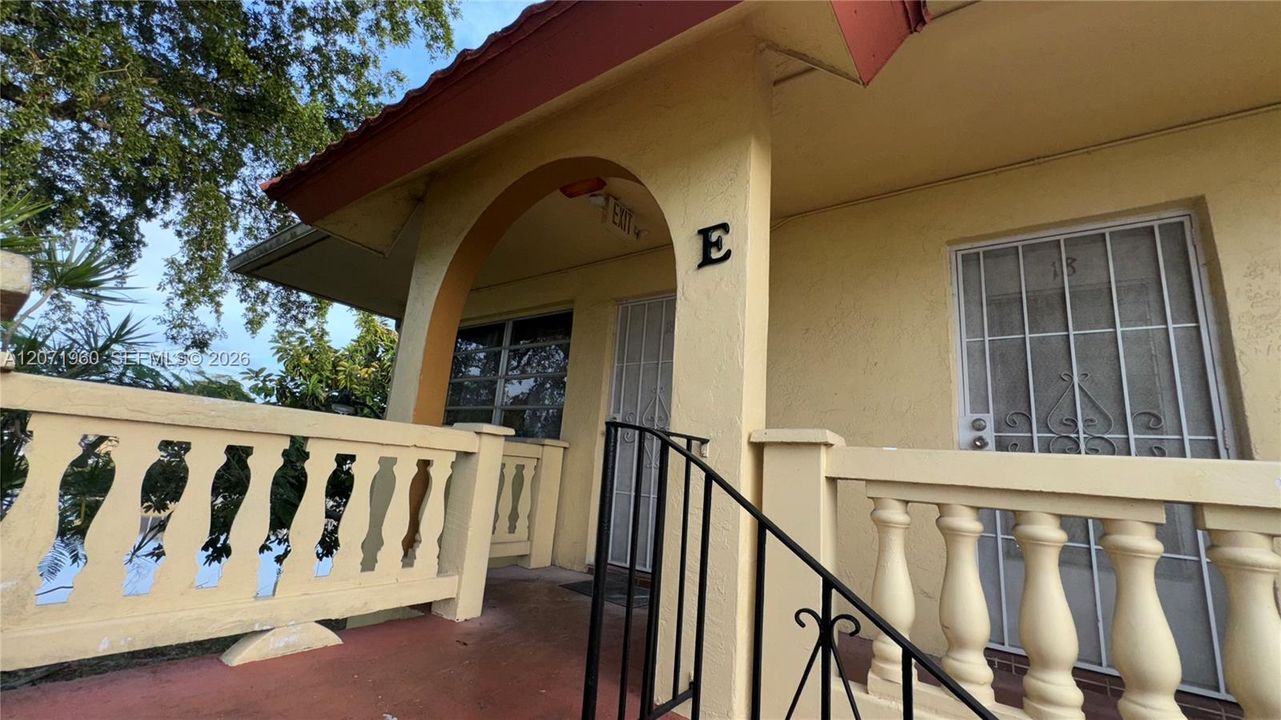 For Sale: $125,000 (1 beds, 1 baths, 691 Square Feet)