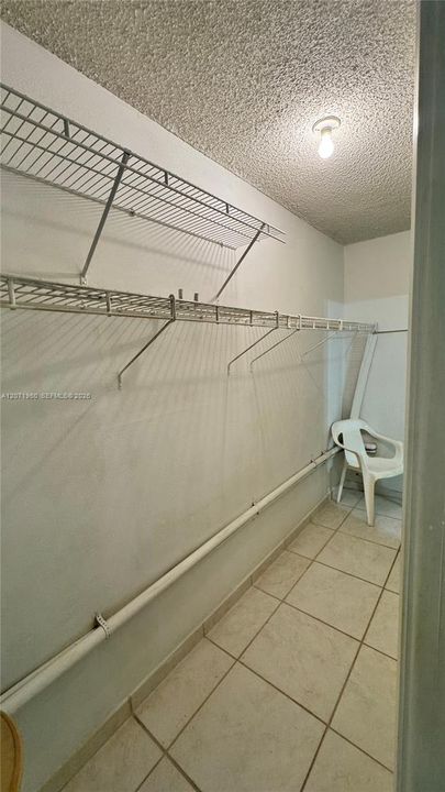 For Sale: $125,000 (1 beds, 1 baths, 691 Square Feet)