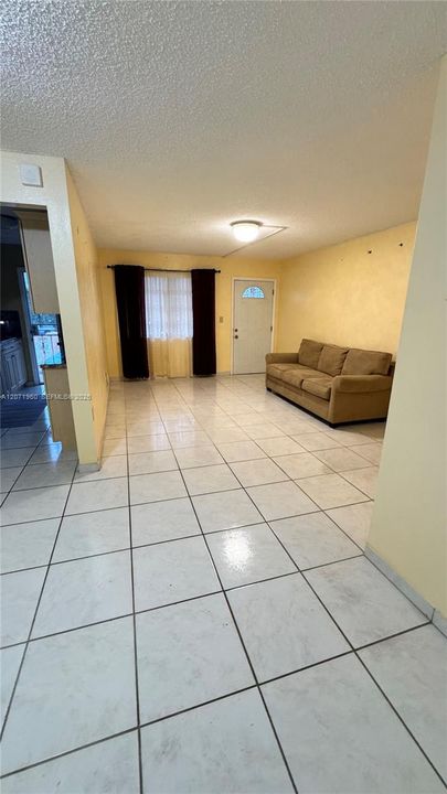 For Sale: $125,000 (1 beds, 1 baths, 691 Square Feet)
