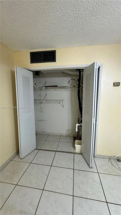 For Sale: $125,000 (1 beds, 1 baths, 691 Square Feet)