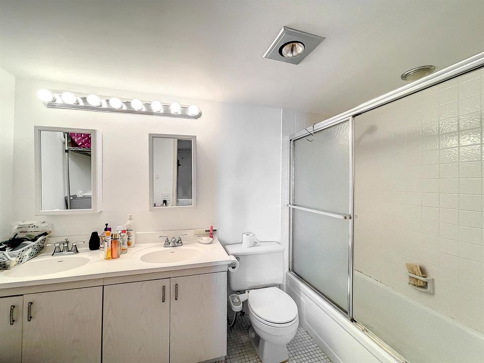 bathroom with bathtub