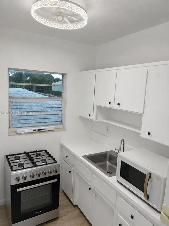 For Rent: $1,500 (0 beds, 1 baths, 402 Square Feet)
