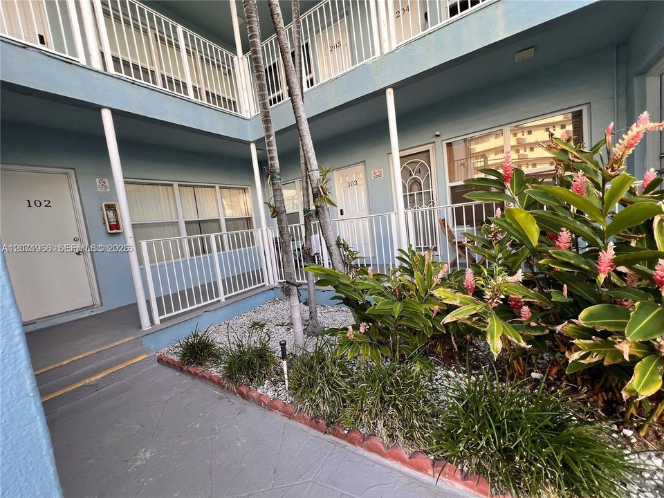 For Rent: $1,700 (1 beds, 1 baths, 398 Square Feet)