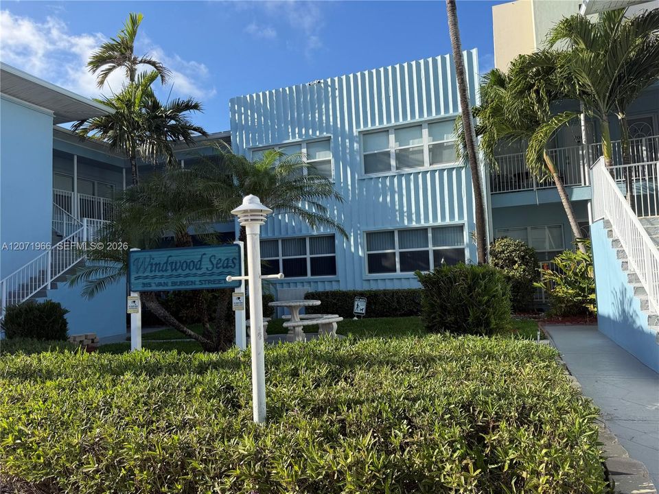 For Rent: $1,700 (1 beds, 1 baths, 398 Square Feet)