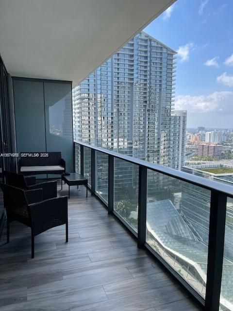 For Rent: $4,200 (1 beds, 2 baths, 866 Square Feet)