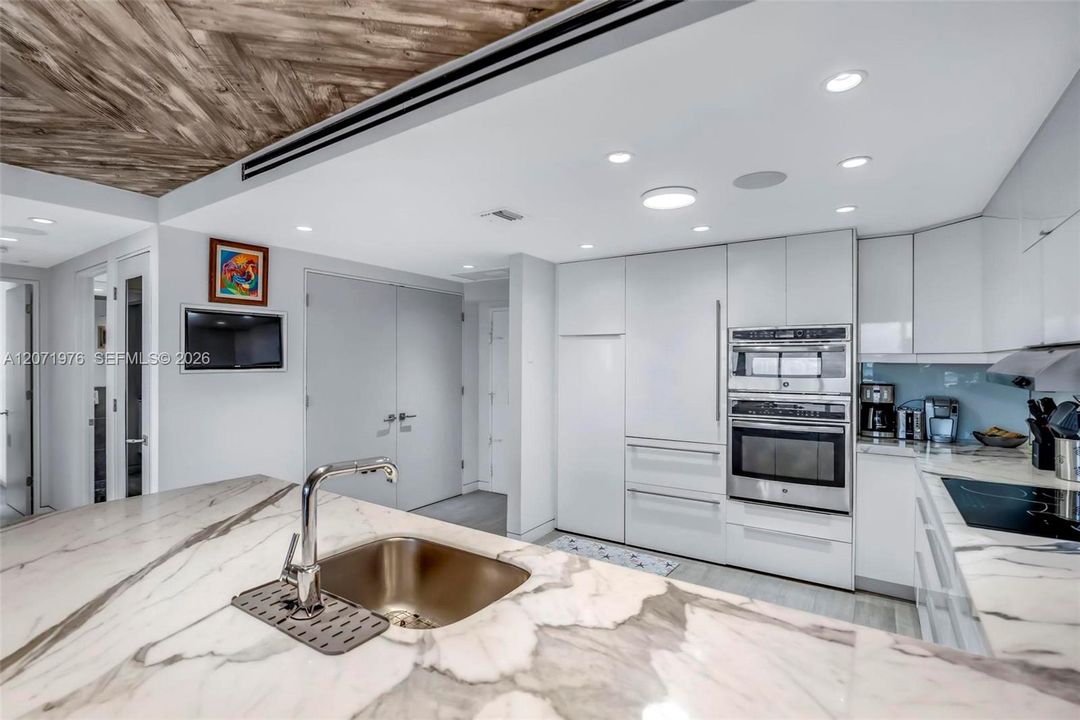 For Sale: $1,350,000 (2 beds, 2 baths, 1660 Square Feet)