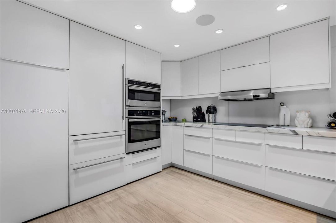 For Sale: $1,350,000 (2 beds, 2 baths, 1660 Square Feet)