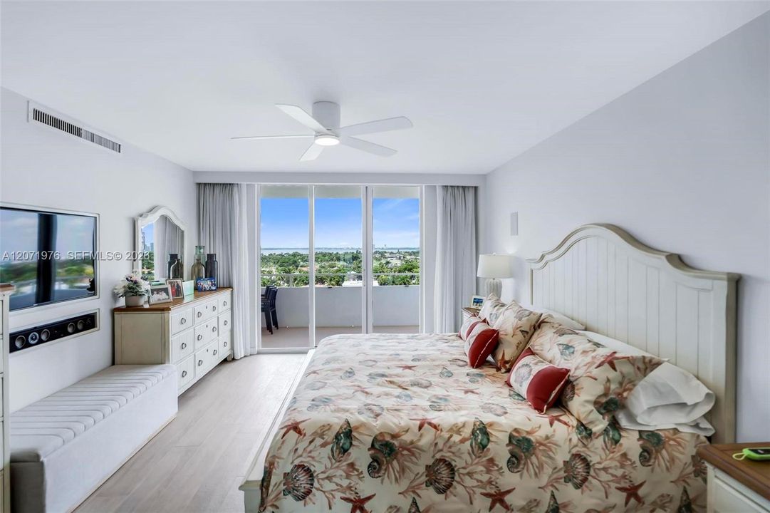 For Sale: $1,350,000 (2 beds, 2 baths, 1660 Square Feet)