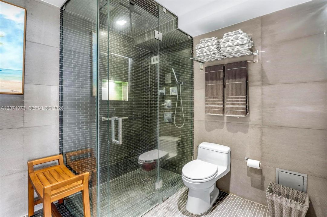 For Sale: $1,350,000 (2 beds, 2 baths, 1660 Square Feet)