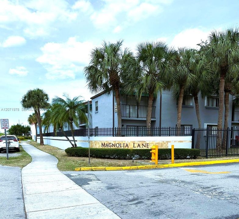 For Rent: $2,300 (3 beds, 2 baths, 994 Square Feet)