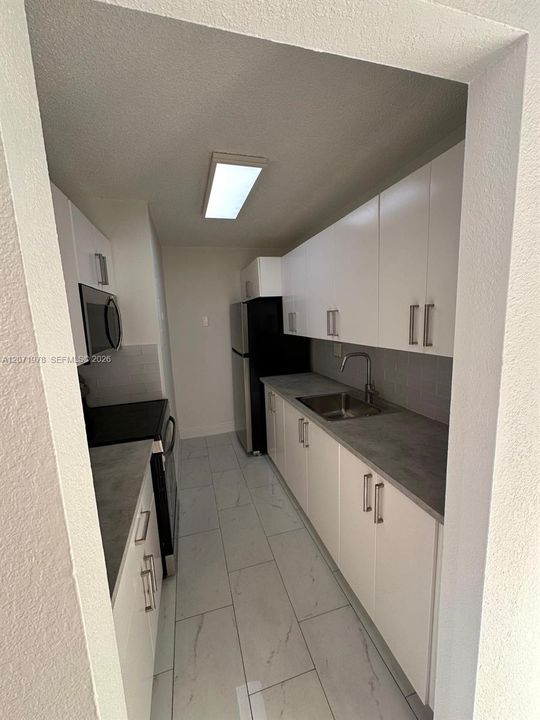 For Rent: $2,300 (3 beds, 2 baths, 994 Square Feet)
