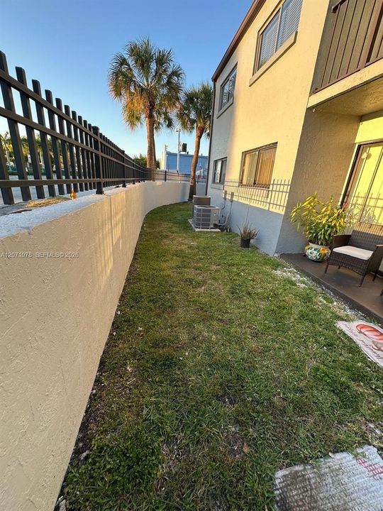 For Rent: $2,300 (3 beds, 2 baths, 994 Square Feet)