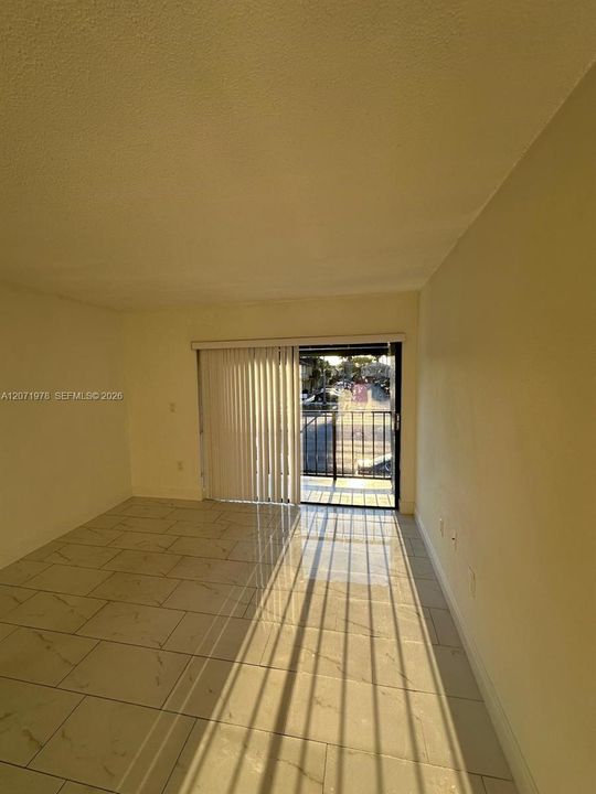 For Rent: $2,300 (3 beds, 2 baths, 994 Square Feet)